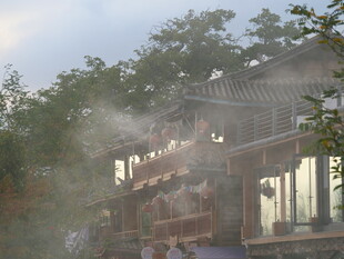 古建雾气缭绕的诗意景象