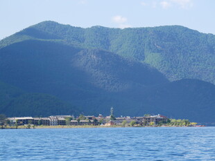 湖畔青山美景