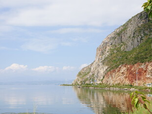 湖畔峭壁美景