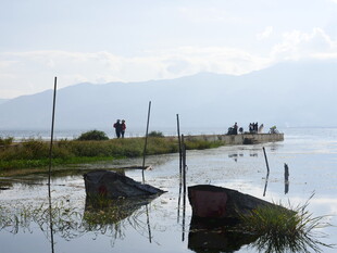 湖畔小船静景
