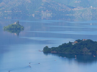 湖中小岛美景如画