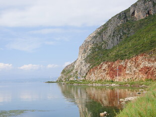 湖畔山崖美景