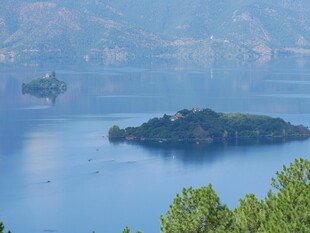 湖中小岛风光秀丽