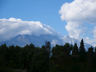 山林之上的壮丽云山景