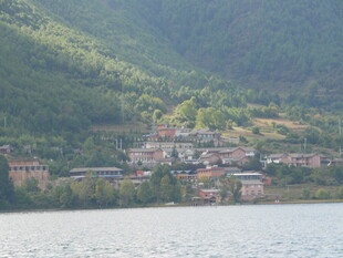 湖畔山村美景