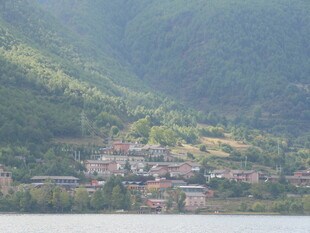 湖畔山村美景