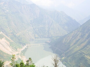 壮丽山河间的河流景观