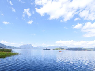 宁静湖景 蓝天白云相衬