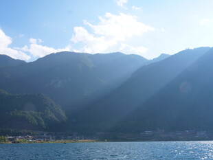 湖光山色间的壮丽山水景