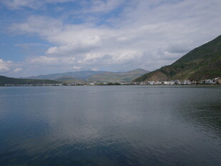 宁静湖景与远山相映