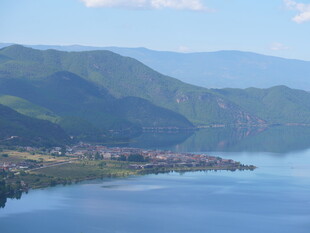 湖畔青山美景