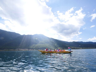 湖上泛舟赏山水美景