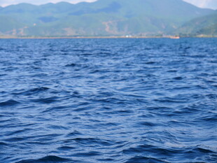 蓝色海面与远处山峦