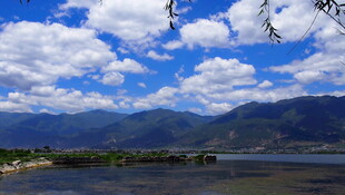 湖畔蓝天青山美景