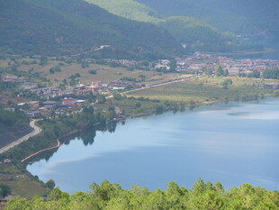 湖畔山村美景