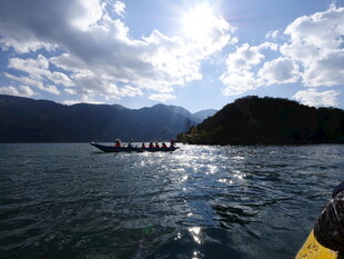 泛舟碧波赏湖光山色