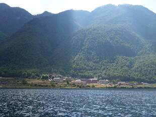 湖畔青山美景