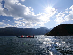 湖光山色中的游船之旅