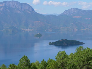 湖光山色中的葱郁岛屿
