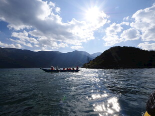 湖面上的船只与壮丽山景