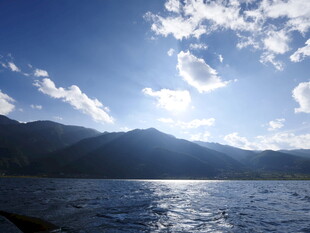 蓝天碧水间的湖光山色