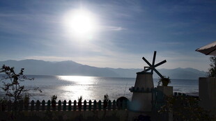 海边风车与阳光美景