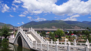 中式古桥与山水美景