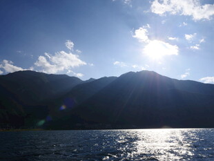 阳光照耀下的山水湖景