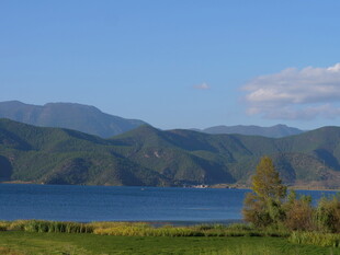 湖畔青山美景