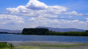 湖畔蓝天美景