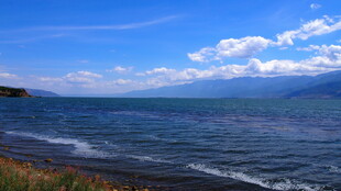 美丽湖畔风光
