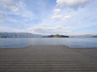 湖畔木栈道 蓝天碧水美景