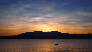 夕阳下的山水湖景