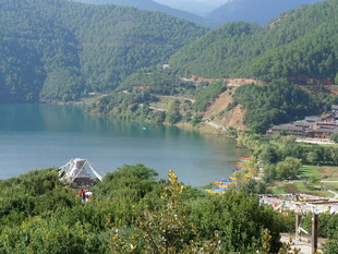 湖畔山村美景
