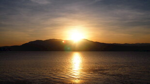 夕阳下的湖光山色美景