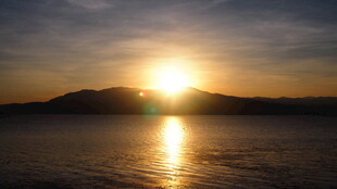 夕阳下的湖面与远山美景