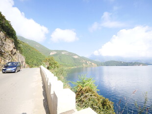 公路旁的湖光山色美景