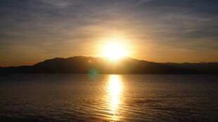 夕阳下的湖面美景