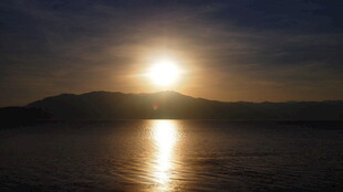 夕阳下湖面闪耀的美丽景象