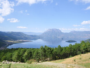 湖畔青山美景
