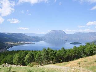 湖畔青山美景