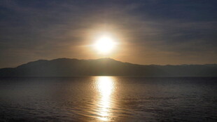 夕阳下的静谧湖面美景