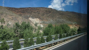 公路旁的青山与防护栏