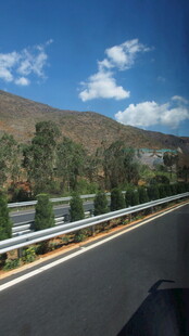 公路风景 远山绿树蓝天