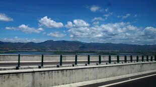 公路边的蓝天青山美景