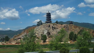 山顶古塔风景