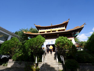 中式古建庙宇 绿树环绕