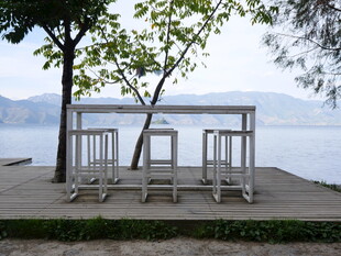 湖畔简约木质户外座椅景观