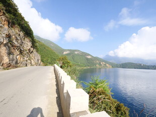 山间环湖公路美丽景致