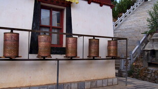 藏式建筑旁的转经筒
